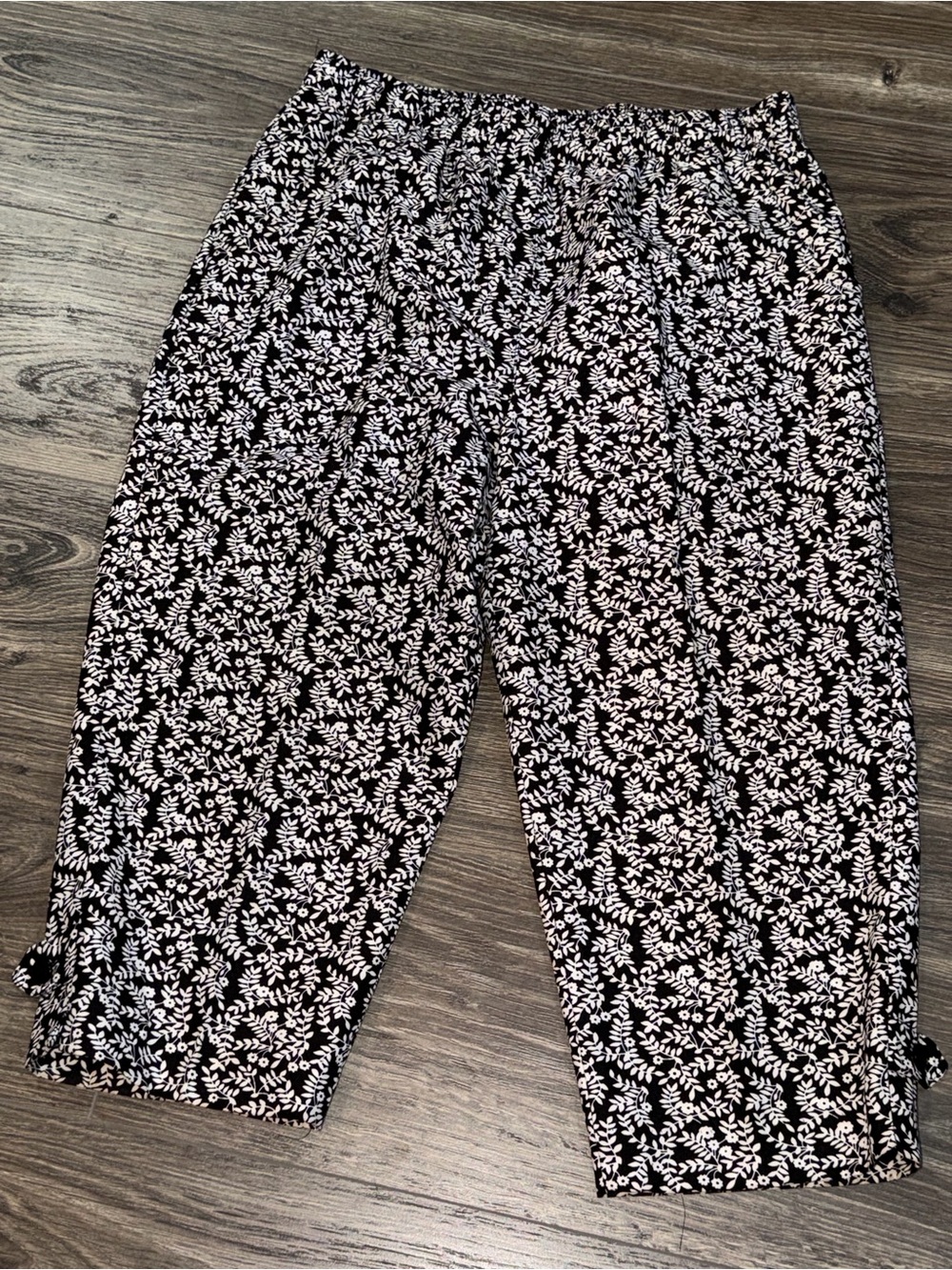 🎁Kim Rogers size 8, petite Black and White Leaf Print Cropped Pants